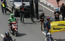 FOTO: Aksi Gurita dan Pinokio Raksasa Keliling Jakarta Ajak Warga Cerdas Memilih Capres dan Cawapres 2024
