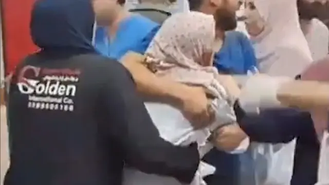 Dr Ghada Abu Eida berlari dan histeris ketika melihat putrinya sendiri ditandu ke RS. Ia ditenangkan oleh sejumlah orang sebelum dokter dari Gaza itu kolaps.