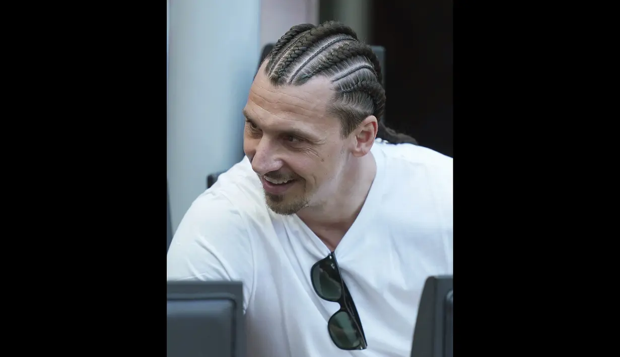 Pemain AC Milan, Zlatan Ibrahimovic terlihat di bangku cadangan saat laga pekan ke-34 Liga Italia 2022/2023 antara AC Milan melawan Lazio di San Siro, Milan, Sabtu (06/05/2023). Pemain asal Swedia tersebut harus menepi dari lapangan akibat cedera betis. (AP/LaPresse/Spada)