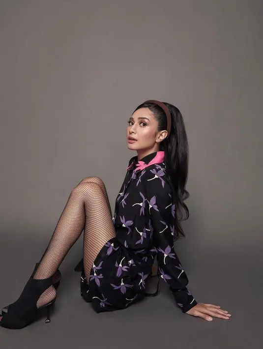 Melihat hasil jepretan Dicky Photographie ini, tentunya banyak yang kepincut dengan kecantikan seorang Mikha Tambayong. (Instagram/dickyphotographie).