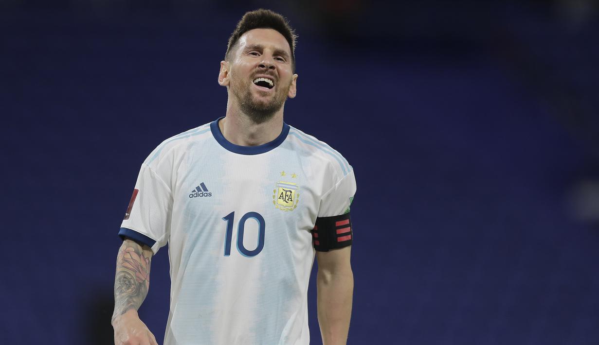 Penyerang Argentina, Lionel Messi, tampak kecewa usai timnya bermain imbang atas Paraguay pada laga kualifikasi Piala Dunia 2022 zona CONMEBOl di Stadion La Bombanera, Jumat (13/11/2020) pagi WIB. Argentina imbang 1-1 oleh Paraguay. .(Juan Roncoroni, Pool via AP)