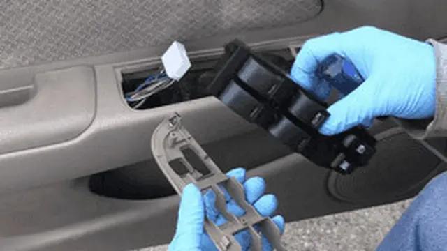 Proses Pembongkaran Saklar Utama Power Window Mobil
