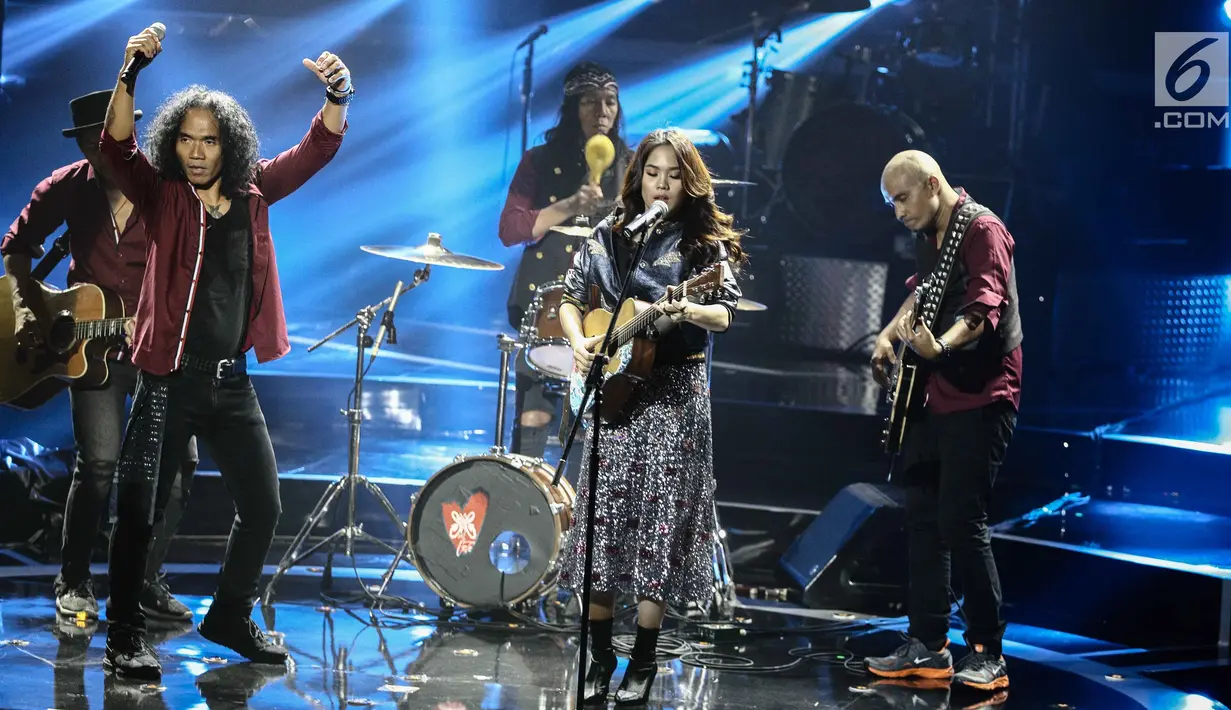 Vokalis grup band Slank, Kaka berduet dengan penyanyi muda, Sehryl Sheinafia dalam konser Slank In Love di Jakarta, Selasa (27/2). Dalam kesempatan itu Sheryl membawakan dua buah lagu, "Terlalu Pahit" dan "Terbunuh Sepi". (Liputan6.com/Faizal Fanani)