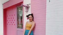 Beby berpenampilan lebih cute dengan rambut yang dikuncir cepol dua, dengan warna outfit yang cerah dan sangat khas dengan Korean Style. (Liputan6.com/IG/@bebytsabina)