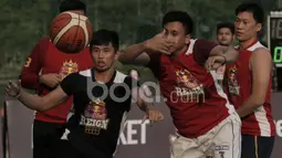 Mario Gerungan (kanan) eks Aspac Jakarta tampil di Red Bull Reign 3x3 di Indonesia di Lapangan Basket Pati Unus Jakarta, Sabtu (15/4/2017). (Bola.com/Peksi Cahyo)