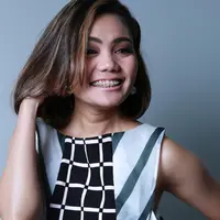 Beberapa waktu lalu, Rina Nose memutuskan untuk melepas hijab yang telah setahun dikenakan. Setelah jarang muncul di layar kaca, ia mengaku tengah menanam benang di wajahnya. (Galih W Satria/dok. Bintang.com)