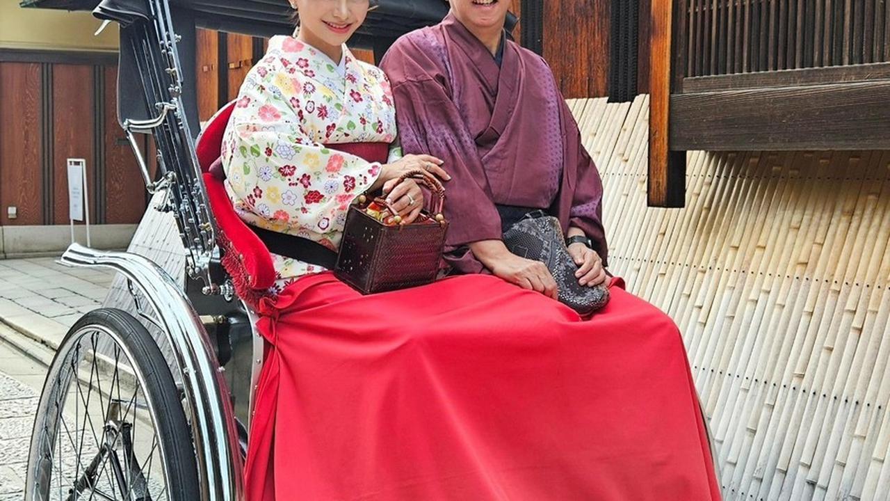 Setibanya di Jepang, Puspa Dewi mengunjungi berbagai destinasi menarik dan tidak melewatkan kesempatan untuk berfoto mengenakan kostum khas Jepang bersama suaminya.<br>