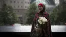 Presenter yang JUGA dokter, Lula Kamal, berpose sebelum menaruh mawar di The National September 11 Memorial di Lower Manhattan, New York, Kamis (10/9/2015). Masyarakat akan menggelar peringatan terkait tragedi 9/11. (REUTERS / Andrew Kelly)