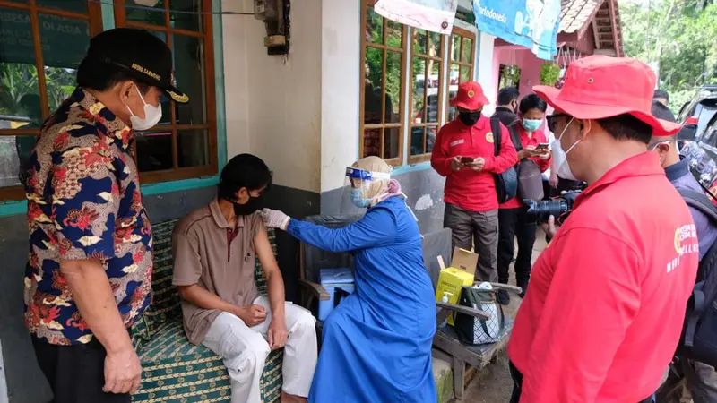 Vaksinasi door to door BIN di Banjarnegara. (Istimewa)