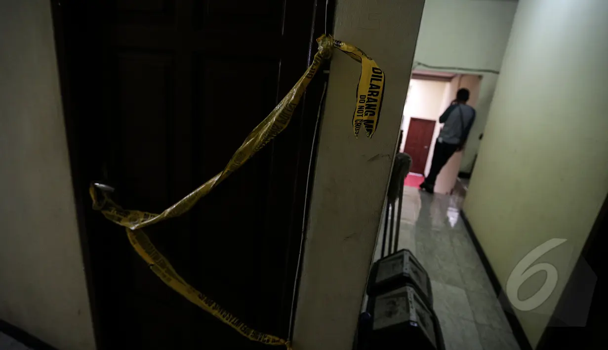 Pintu kamar kos tempat terbunuhnya Deudeuh Alfisahrin telah diberi garis polisi, Jakarta, Rabu (15/4/2015). Rumah kos Boarding House di kawasan Tebet tampak sepi pasca terbunuhnya Deudeuh. (Liputan6.com/Faizal Fanani)