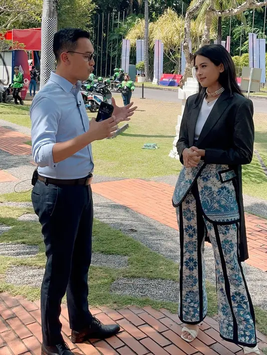 Ia selalu memberi sentuhan Indonesia dalam total look-nya, seperti celana dengan aksen apron batik dari desainer Wilsen Willim [IG @maudyayunda]