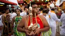 Penganut kuil Loem Hu Thai Su menusukkan menusukkan teko besi ke pipinya saat festival vegetarian tahunan di Phuket, Thailand, Jumat (12/10). Acara ini diselenggarakan oleh komunitas keturunan Tionghoa di seluruh Thailand. (Jewel Samad/AFP)
