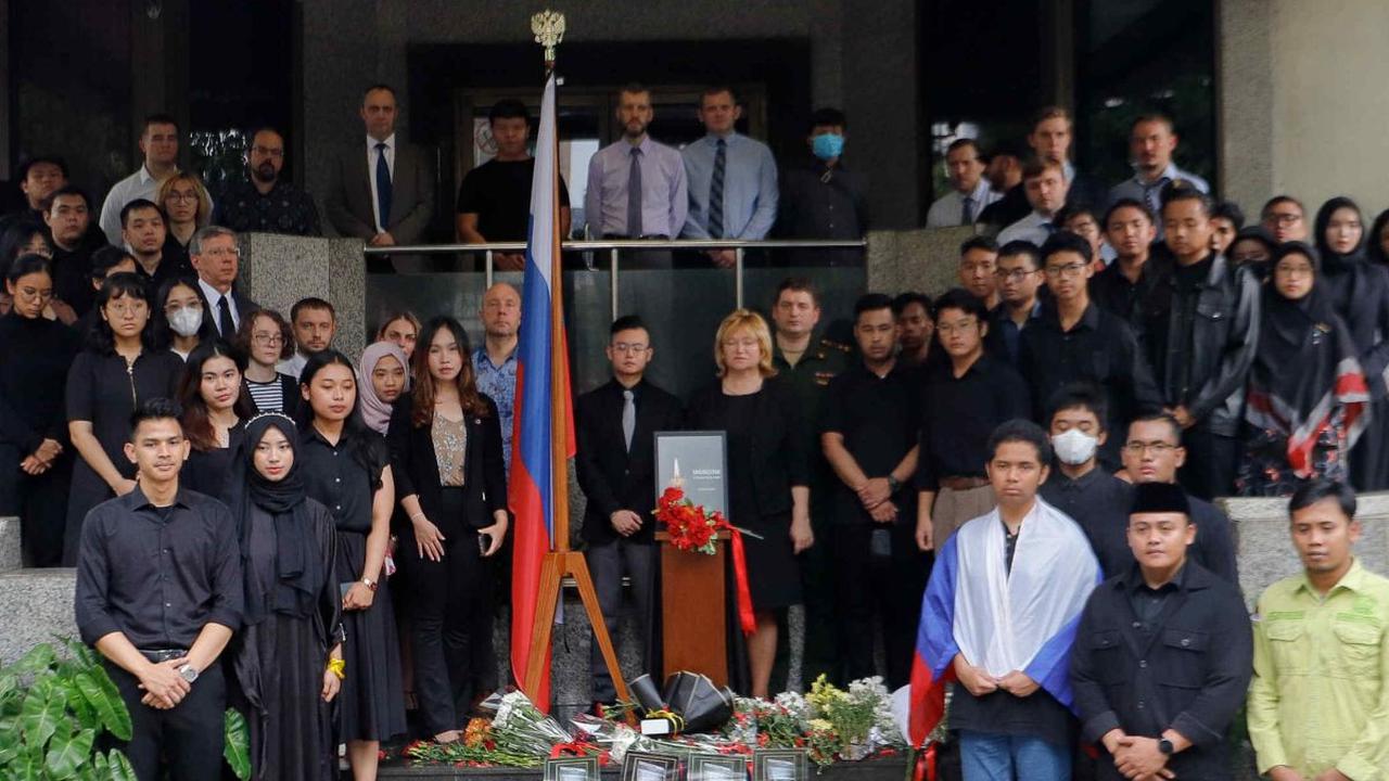 Puluhan orang menggelar aksi solidaritas dan doa bersama untuk korban serangan teror Moskow di Kantor Kedutaan Besar Rusia, Jakarta, Jumat (29/3/2024). Aksi ini turut dihadiri&nbsp;Wakil Duta Besar Rusia untuk Indonesia, Veronika Novoseltseva.&nbsp;Liputa