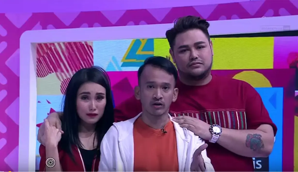 "Ya, senang aja punya Ruben, punya Kak Igun, Kak Dewi yang selalu perhatian, sayang, kasih support. Walaupun Ayu diem aja selama ini, bukan berarti Ayu salah. Makasih banget buat Ruben yang sudah selalu sayang dan perhatian sama Ayu," kata Ayu Ting Ting.