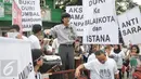 Tokoh masyarakat Romo Sandiawan menyampaikan orasinya di tengah penggusuran kawasan Bukit Duri, Jakarta, Rabu (28/9). Pemprov DKI akhirnya melakukan penertiban pemukiman warga di Bukit Duri terkait revitalisasi sungai Ciliwung. (Liputan6.com/Yoppy Renato)