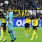 Kiper Borussia Dortmund, Roman Burki, menepis bola saat melawan Barcelona pada Liga Champions di Stadion Signal Iduna Park, Selasa (18/9/2019). Kedua tim bermain imbang 0-0. (AP/Martin Meissner)