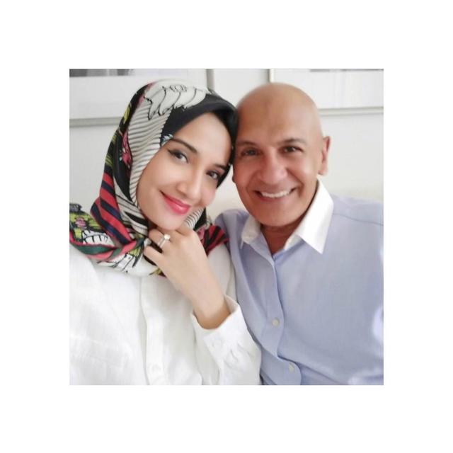 Beri Dukungan, Ini 6 Potret Kebersamaan Zaskia Sungkar dan Mark Sungkar