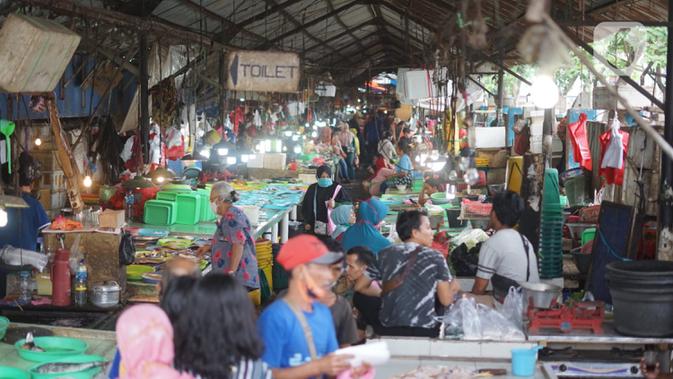 Suasana aktivitas jual beli di Pasar Minggu, Jakarta, Kamis (2/7/2020). Pemprov DKI Jakarta memutuskan untuk mengembalikan operasional seluruh pasar yang ada seperti sedia kala dengan memperpanjang jam buka pasar serta menghapus sistem operasional ganjil genap. (Liputan6.com/Immanuel Antonius)