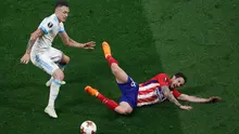 Pemain Atletico Madrid Sime Vrsaljko terjatuh saat berebut bola dengan pemain Marseille Lucas Ocampos saat pertandingan final Liga Europa di Stade de Lyon, Prancis (16/5). Atletico Madrid menang 3-0 atas Marseille.  (AP Photo / Christophe Ena)