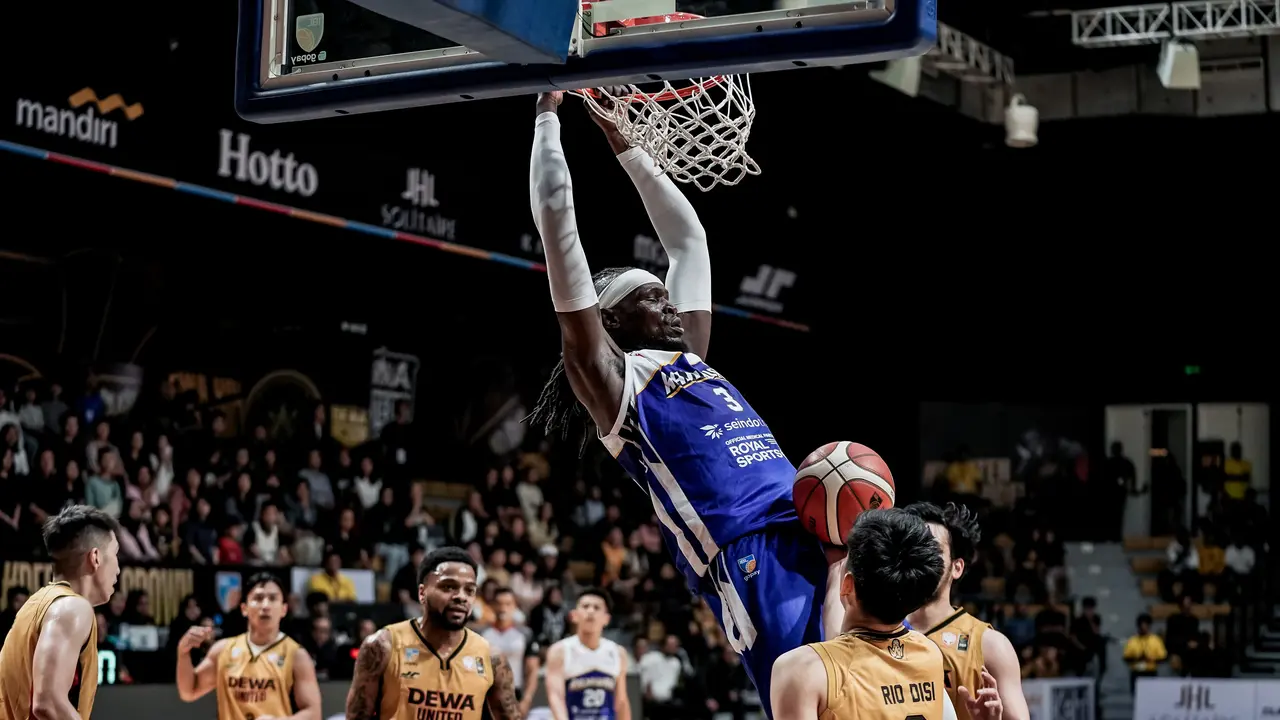 Pemain Rajawali Medan Antonio Hester melakukan dunk saat melawan Dewa United di IBL 2026