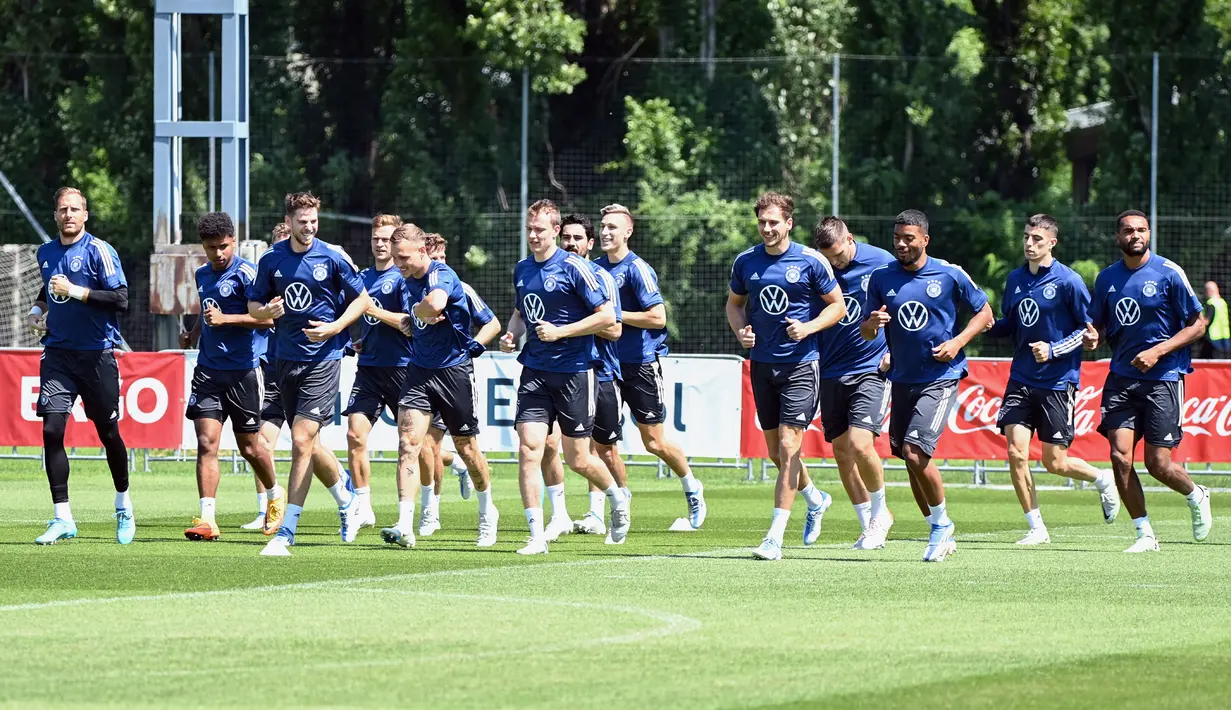Pemain Jerman melakukan pemanasan saat sesi latihan di pusat olahraga BVSC, Budapest, Hungaria, 13 Juni 2022. Jerman akan menghadapi Italia pada pertandingan sepak bola UEFA Nations League. (Attila KISBENEDEK/AFP)