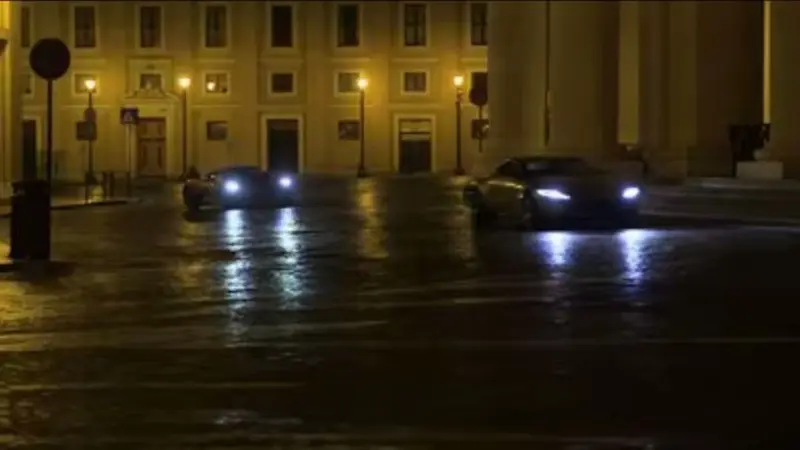 Aston Martin DB10 Saling Kejar dengan Jaguar C-X75 di James Bond