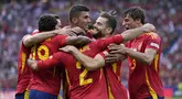 Para pemain Spanyol merayakannya setelah Dani Carvajal mencetak gol ketiga timnya ke gawang Kroasia pada laga pertama grup B Euro 2024 yang berlangsung di Olympia Stadion, Berlin, Sabtu (15/8/2024). (AP Photo/Sergei Grits)