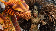 Penampilan seorang penari dari sekolah samba Mocidade Alegre saat mengikuti parade karnaval di Sambadrome di Sao Paulo, Brasil (24/2). (AFP/Nelson Almeida)