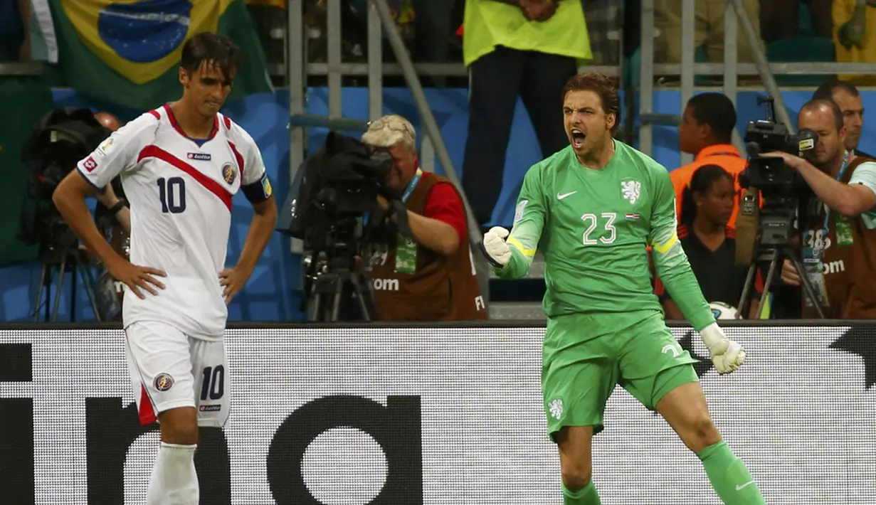 Tim Krul (kanan) menjadi kunci kemenangan Belanda atas Kosta Rika 0-0 (4-3) di perempat final Piala Dunia 2014 di Stadion Fonte Nova, Salvador, (6/7/2014). (REUTERS/Michael Dalder)