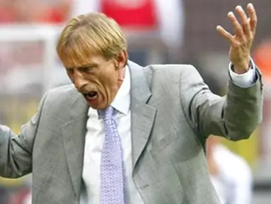 Cologne&#039;s coach Christoph Daum gestures after his team missed a chance against Frankfurt during the Bundesliga football match against Eintracht Frankfurt at the RheinEnergie stadium in Cologne on August 24, 2008. AFP PHOTO DDP/JUERGEN SCHWARZ