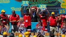 Suasana kemeriahan Lomba memakan Hot Dog di Nathan's Famous 4 Fourth of July International Hot Dog-Eating Contest, New York , AS, (4/7). ( REUTERS / Andrew Kelly)
