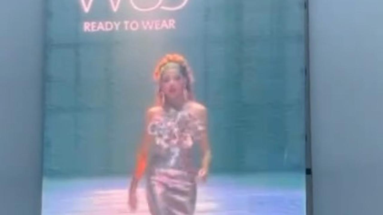 7 Potret Zsa Zsa Utari Jadi Model di JFW, Banjir Pujian - Disebut Catwalknya Setara dengan Miss Universe