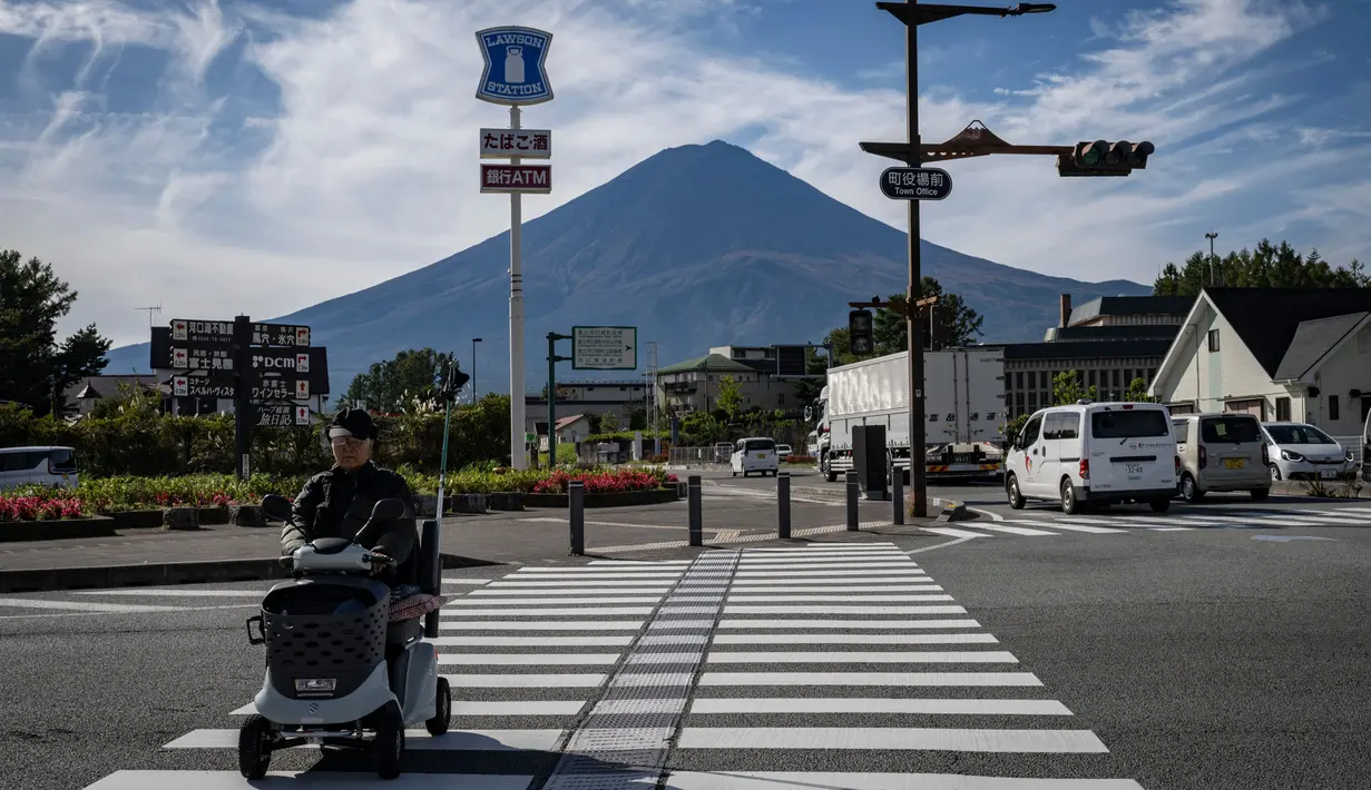 Fenomena ini merupakan pertama kalinya dalam 130 tahun atau sejak pencatatan pertama dimulai pada 1894. (Yuichi YAMAZAKI/AFP)