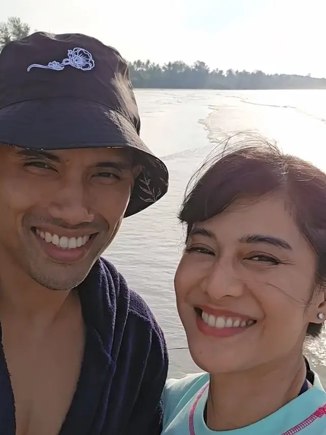 Dian Sastrowardoyo liburan di pantai (Instagram/therealdisastr)