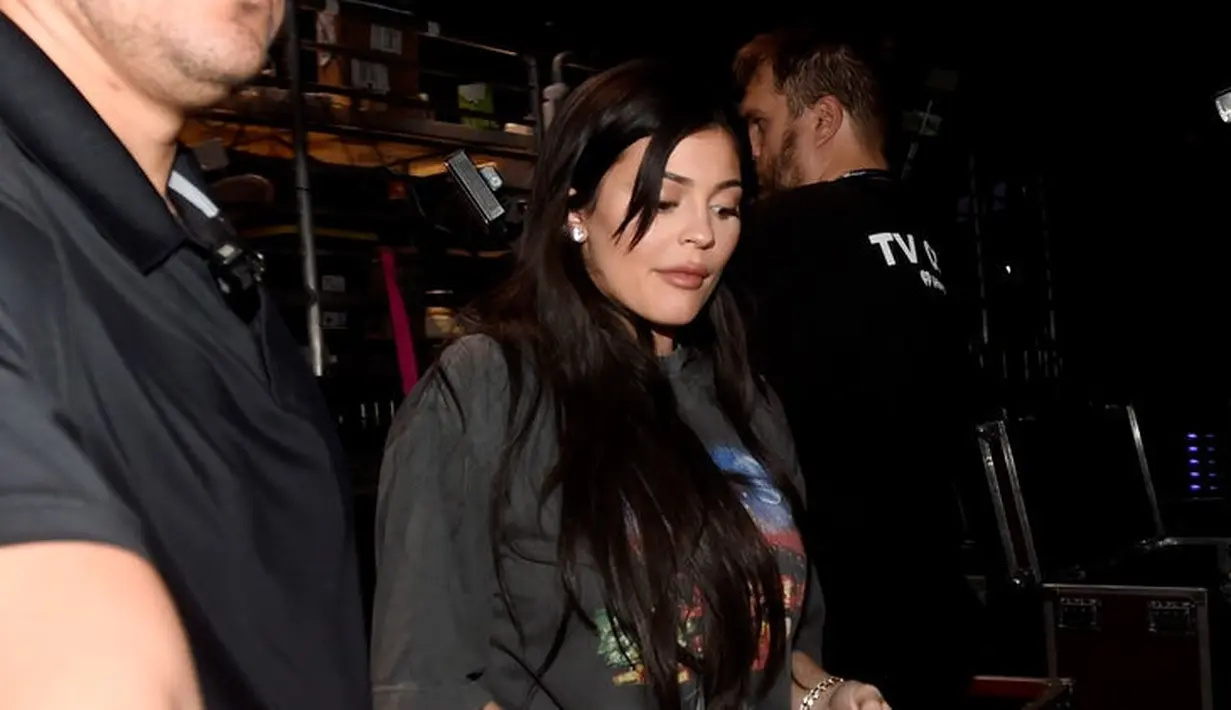 "Kim sangat ingin Kylie mengumumkan kehamilannya segera sehingga kabar kelahiran anak ketiganya tak kalah saing dengan kabar kehamilan." ujar sumber itu. (DAVID BECKER - GETTY IMAGES NORTH AMERICA - AFP)
