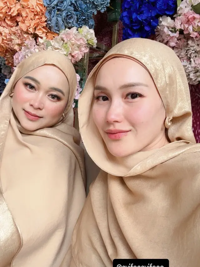 Ayu Ting Ting saat Pengajian Tujuh Bulanan Kehamilan Adiknya pakai anting.[@ayutingting92]