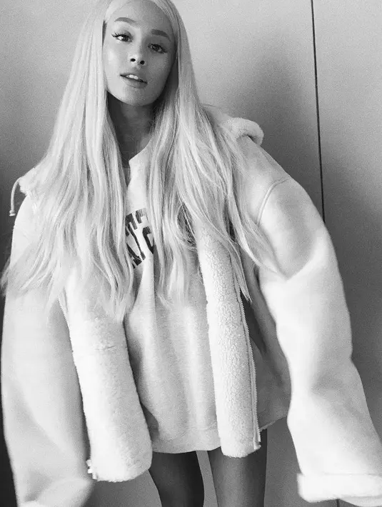 Bukan hanya penggemarnya, selebriti papan atas seperti Katy Perry pun terobsesi dengan gaya rambut terbaru Ariana Grande! (instagram/arianagrande)