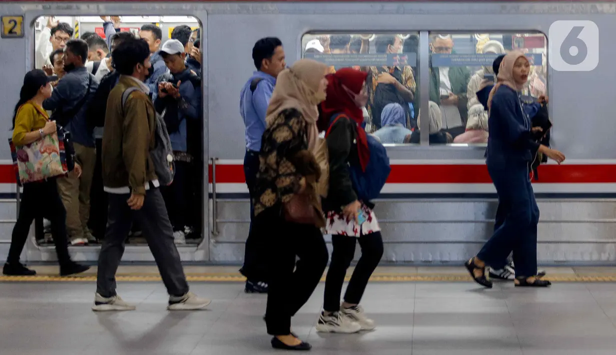 Saat ini, tarif KRL Commuter Line ditentukan secara progresif. Tarif terdiri dari dua komponen tarif dasar untuk 25 kilometer (km) dan tarif lanjutan progresif setiap 10 kilometer. (Liputan6.com/Herman Zakharia)
