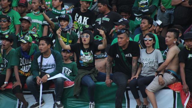 Aksi Bonek Mania saat Persebaya lawan Arema