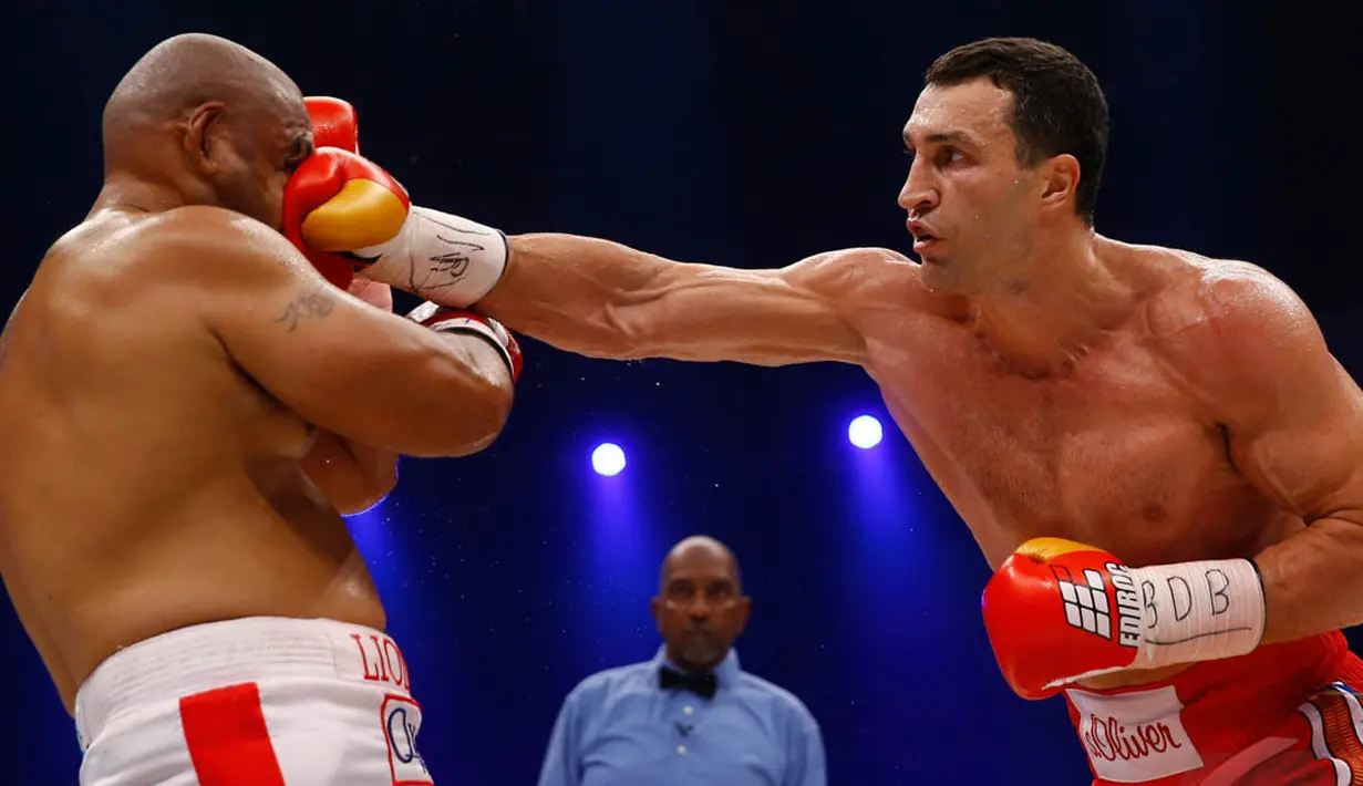 Juara dunia tinju kelas berat Wladimir Klitschko memukul Alex Leapai, Jerman, Sabtu (26/4/2014) (Reuters/ Kai Pfaffenbach).