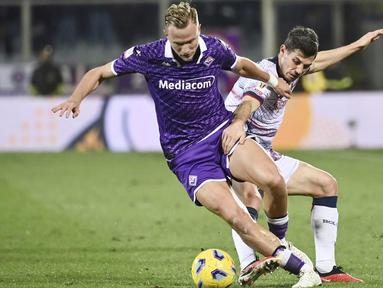 Pemain Fiorentina, Antonin Barak, berebut bola dengan pemain Bologna, Remo Freuler, pada laga Coppa Italia di Stadion Artemio Franchi, Rabu (10/1/2024). Fiorentina menang lewat drama adu penalti. (LaPresse via AP/Massimo Paolone)