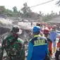 Aksi Relawan Blue Helmet bersama Basarnas saat mencari korban erupsi Gunung Semeru di Lumajang. (Foto: Istimewa).