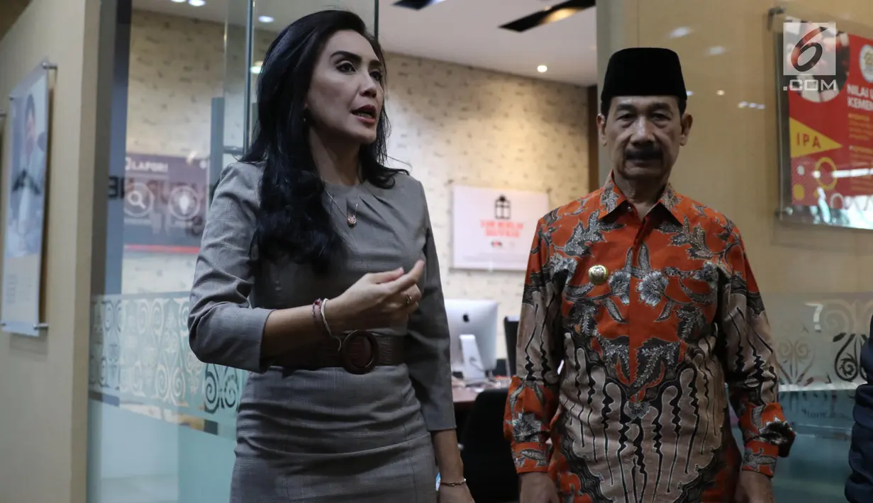 Bupati Kabupaten Solok Selatan Muzni Zakaria dan anggota DPR dari fraksi PDIP Rieke Diah Pitaloka saat mendatangi kantor Kemenpan RB, Jakarta, Senin (5/8/2019). Kedatangan mereka demi menyerahkan berkas CPNS dokter gigi Romi Syofpa Ismael yang mengalami diskriminasi. (Liputan6.com/Angga Yuniar)