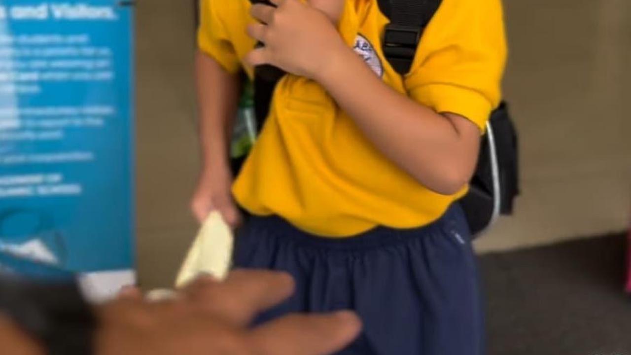 Gaya Kece Anak Bontot Zaskia Mecca di Sekolah, Rambut Gondrong Pakai Kaca Mata Hitam