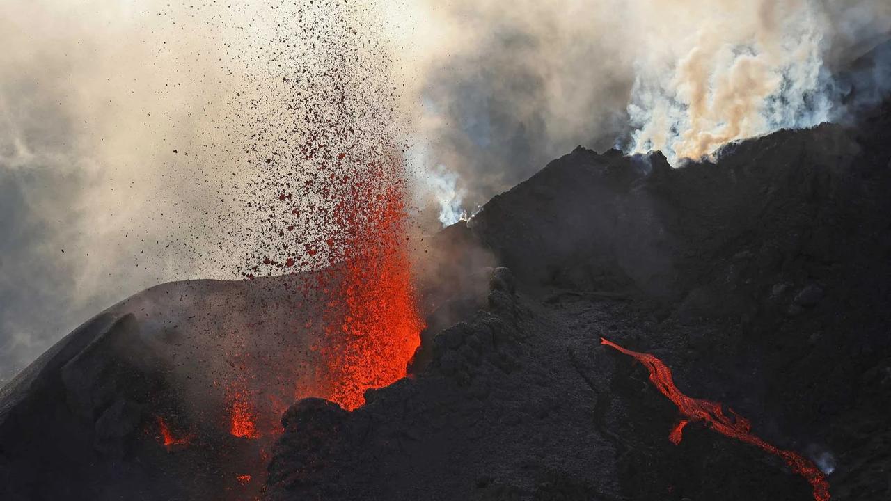 FOTO: Semburan Lava Pijar Warnai Erupsi Piton de la Fournais
