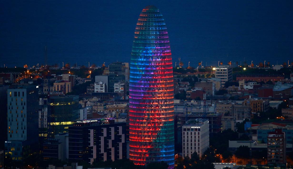Gedung pencakar langit Torre Agbar terlihat dengan proyeksi cahaya warna pelangi saat peringatan World Pride di Barcelona, Spanyol, 28 Juni 2017. World Pride merupakan acara perayaan LGBT terbesar di dunia yang diadakan setiap tahun. (AP/Manu Fernandez)
