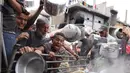 Bahkan, jumlah makanan harian yang disalurkan kepada warga sipil di Jalur Gaza menurun drastis dalam sepekan terakhir. (BASHAR TALEB/AFP)