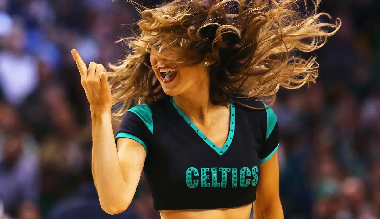 Seksi Dancer beraksi pada game ketiga Boston Celtics vd Toronto Raptors  pada lanjutan NBA di TD Garden, Boston, Massachusetts, Kamis (24/3/2016) WIB. Celtics menang 91-79. (Maddie Meyer/Getty Images/AFP)