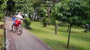 Anak-anak bermain sepeda di Ruang Terbuka Hijau (RTH) Taman Tanjung, Jakarta Selatan, Senin (10/4). Ruang Terbuka Hijau (RTH)  nantinya akan dibangun secara merata di perkotaan untuk memenuhi fungsi dari berbagai segi. (Liputan6.com/Yoppy Renato)