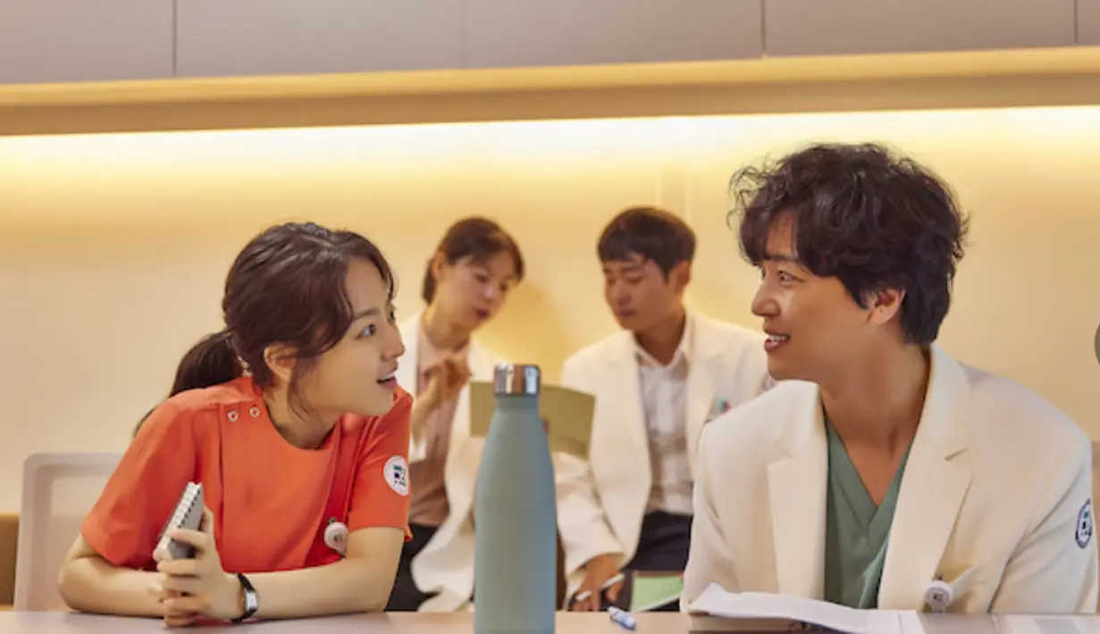 Daily Dose of Sunshine berkisah tentang beragam cerita yang dihadapi Jung Da Eun (Park Bo Young), seorang perawat yang bertemu dengan berbagai macam orang di bangsal psikiatri. (Yang Hae Sung/Netflix © 2023)